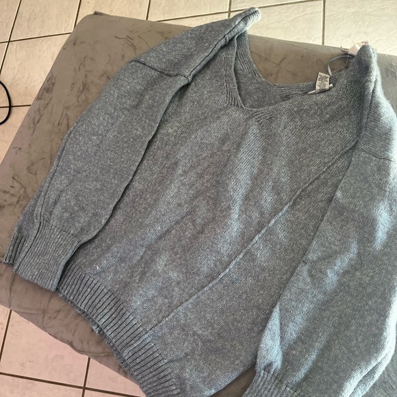 Sweater from Rue 21 and never wore it. - Picture 4 of 4